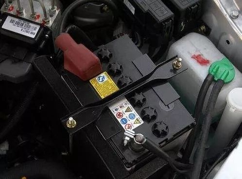 汽车蓄电池更换费用揭秘：价格几何？如何选择？(图1)