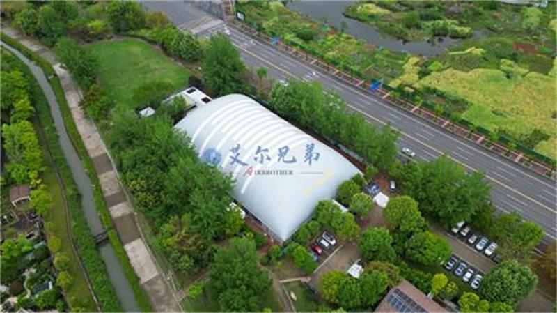 气膜体育馆竟能抵御恶劣天气，原来秘密藏在这3个设计里