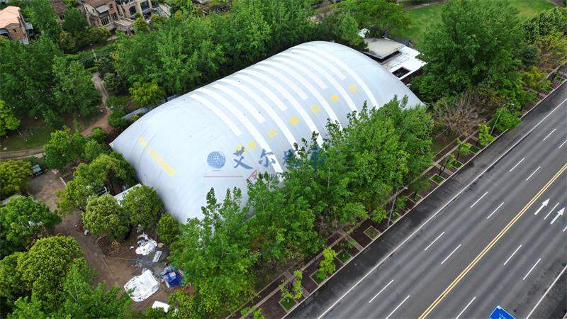 成都天府法治文化公园里的浅灰色气膜羽毛球馆